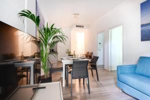 切尔维亚Elegance Suite Apartments的客厅配有桌子和蓝色沙发
