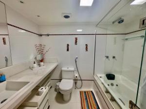 萨尔瓦多Ondina Apart Hotel Residences的浴室配有卫生间、盥洗盆和淋浴。
