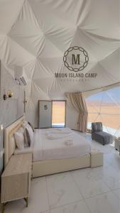 瓦迪拉姆Moon Island Camp的帐篷内一间卧室,配有一张大床