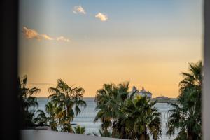 马拉加拉斯维加斯苏豪精品酒店的棕榈树海上的游轮