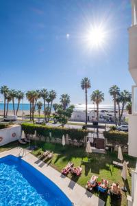 马拉加拉斯维加斯苏豪精品酒店的从度假村的阳台可欣赏到游泳池和海滩的景色