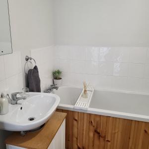 卡斯尔罗克Woodside guest house的浴室配有盥洗盆和浴缸。