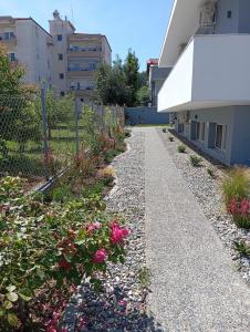 佩雷亚Z BOUTIQUE STUDIOS的一座种有粉红色花卉和围栏的花园