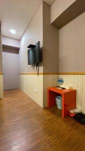 台北微笑逗点的一间设有卫生间的墙上电视的房间