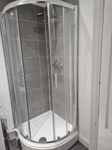 特伦特河畔斯托克Hygis Great Home of Relaxations的浴室里设有玻璃门淋浴