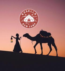 瓦迪拉姆Rosella rum camp的沙漠中一个女人和一个骆驼的轮廓