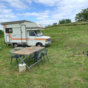 Saint-Barthélemy-le-PlainCamping car vintage的停泊在田野的圆顶,带桌椅