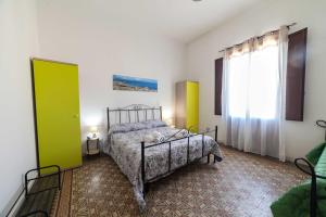 特拉帕尼伐戴拉250公寓的一间卧室设有一张床和一个窗口