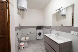特拉帕尼伐戴拉250公寓的一间带水槽、卫生间和洗衣机的浴室
