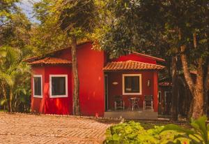 韦尔卡鲍Villaflor Pousada的前面有一张桌子和椅子的红色房子