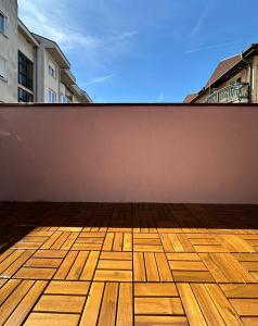 拉克塔希Apartman Lara Laktasi的空阳台铺有木地板,设有墙壁。