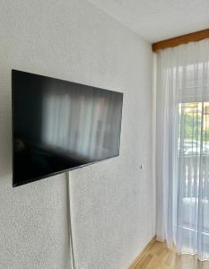 拉克塔希Apartman Lara Laktasi的挂在墙上的平面电视