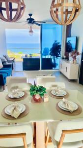 普拉亚布兰卡Exclusivo, Moderno y Cómodo Apto temático con hermosa Vista al Mar的一间带桌椅的用餐室