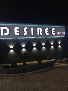 圣保罗Motel Desireé的垃圾商店入口的标志