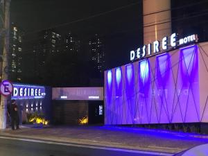 圣保罗Motel Desireé的建筑的侧面有紫色的灯