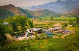 Yên BáiHomestay Suối Khoáng Minh Hằng的享有度假胜地的空中景致,以山脉为背景