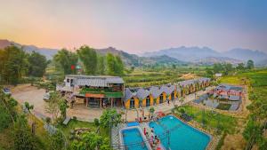Yên BáiHomestay Suối Khoáng Minh Hằng的享有带游泳池的度假村的顶部景致