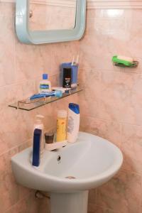 卡图纳耶克Airport HOSTEL 22 CHURCH ROAD的浴室配有盥洗盆和洗浴用品。