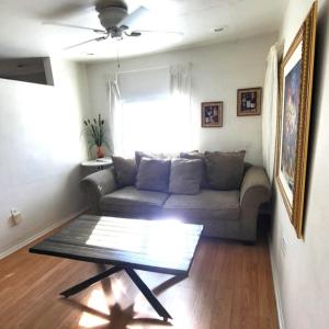 凤凰城U4 - Cozy 1BR & 1BA Walkup APT in DT PHX with pkg的带沙发和咖啡桌的客厅