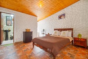 NemocónSavieza Life Experience的一间卧室设有一张床和木制天花板