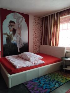 Attnang-PuchheimApartment in Salzkammergut的一间卧室配有一张壁画床