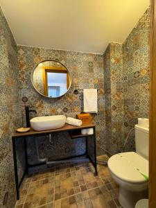 旧瓦马H by Hambar的一间带水槽、卫生间和镜子的浴室