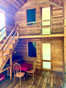 吉婆岛Cat Ba Love House的小木屋配有桌椅和楼梯
