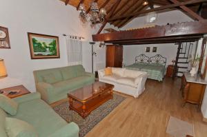特罗尔库瓦斯莫雷纳酒店的客厅配有绿色沙发和桌子
