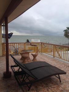 科珀斯克里斯蒂卡普里海滩酒店的一个带桌椅的庭院和大海