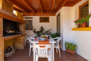 阿格特Las Mimosas的户外庭院配有桌椅。