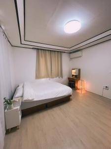 江陵市Yudama Gangneung的一间卧室配有一张床和一张桌子