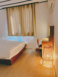 江陵市Yudama Gangneung的一间卧室配有一张床、一张桌子和一把椅子