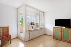 莱茵河畔威尔Stadtappartement Sievers的客厅设有窗户和花瓶