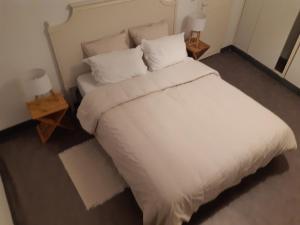 布雷斯特Urban Chic 44 m2的一间卧室配有一张带两盏灯的大型白色床。