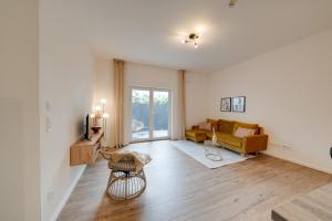 奥格斯堡NEU-Luxus Apartment-Zentral 350m Altstadt-2Zi-65qm的客厅配有沙发和桌子
