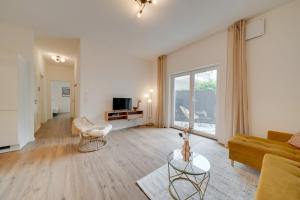 奥格斯堡NEU-Luxus Apartment-Zentral 350m Altstadt-2Zi-65qm的客厅配有沙发和桌子