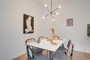 奥格斯堡NEU-Luxus Apartment-Zentral 350m Altstadt-2Zi-65qm的白色的用餐室配有白色的桌椅