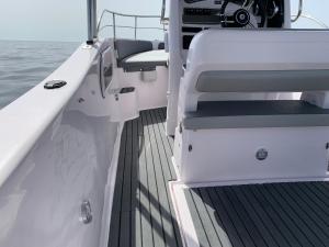 斯利马Bluline21 Open Speedboat Private Charters的船甲板的近距离