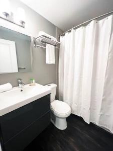 伦敦Elegant City Living - 1 BR的浴室设有卫生间和白色的淋浴帘
