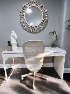伦敦Elegant City Living - 1 BR的一张带椅子和镜子的白色书桌