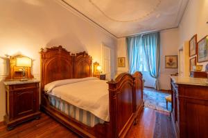 拉利奥Villa Lucia a Laglio by Wonderful Italy的一间卧室设有一张大型木床和一个窗户。