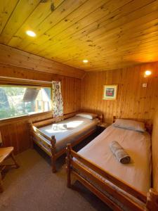 Lanteglos3 Bedroom Lodge Lanteglos 7的小木屋内一间卧室,配有两张床