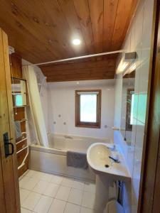 Lanteglos3 Bedroom Lodge Lanteglos 7的浴室配有盥洗盆和浴缸。