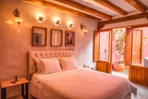 莱瓦镇Hotel Caney Villa de Leyva by MH的一间卧室设有一张大床和一个窗户。