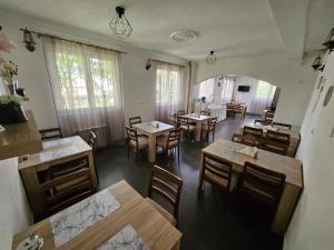 萨拉热窝Uptown Inn的用餐室设有桌椅和窗户。