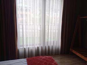 卡兹贝吉Kazbegi 4U的卧室设有大窗户和白色窗帘