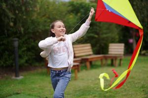 基多Ilatoa Lodge的一个小女孩在公园里放风筝