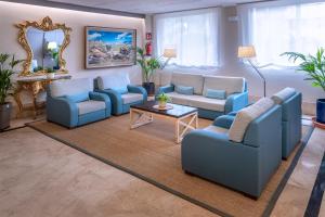 萨洛4R普拉亚公园酒店的客厅配有蓝色的沙发和镜子