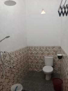 RiungMentos Bungalowz Riung的一间带卫生间和淋浴的浴室