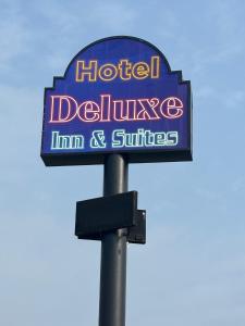 布朗斯维尔Deluxe Inn & Suites的酒店豪华旅馆和套房的标志
